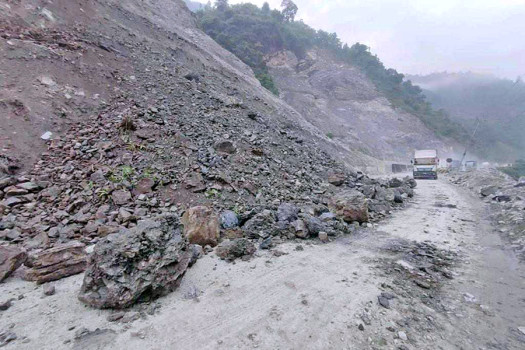 पहिरोले राप्ती राजमार्ग अवरुद्ध